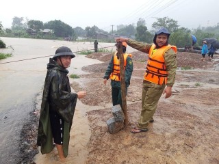 Hàng trăm nhà dân huyện Krông Bông bị cô lập do mưa bão 2020